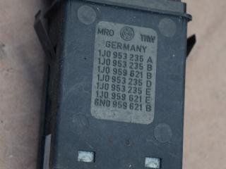 кнопка обогрева заднего стекла Volkswagen Golf 4 поколение 1998, 1.9 л., SDi, дизель, МКПП, хетчбэк 5 дв., 1J0953235A