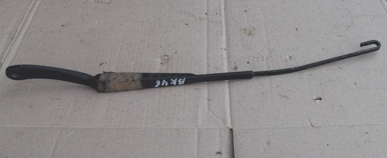 щеткодержатель (поводок стеклоочистителя, дворник) Renault Laguna 1 поколение 1998, 1.8 л., бензин, 7700821935 - фото №1