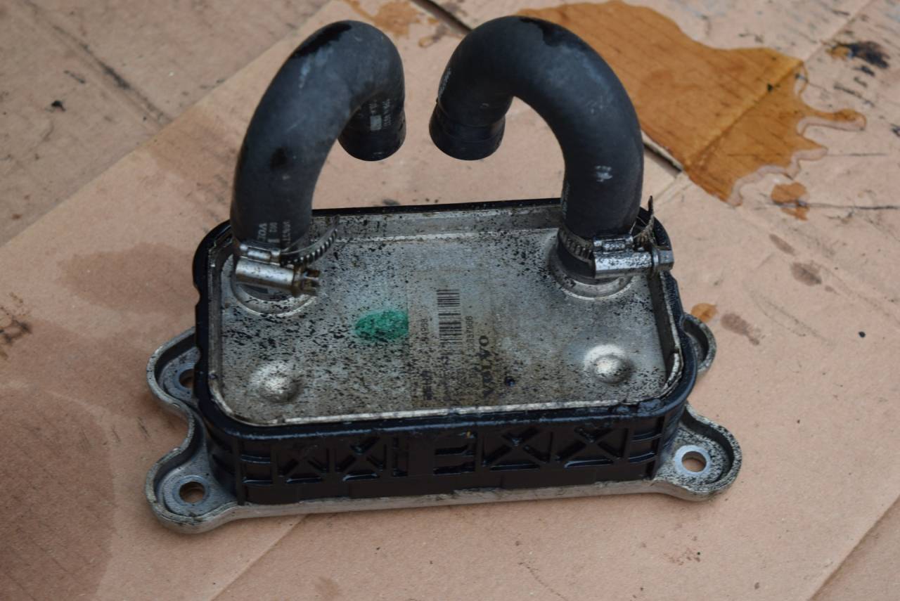 радиатор масляный Volvo S40 2 поколение 2005, 2.4 л., i, B 5244 S5, бензин, АКПП, седан, 30637966 - фото №1