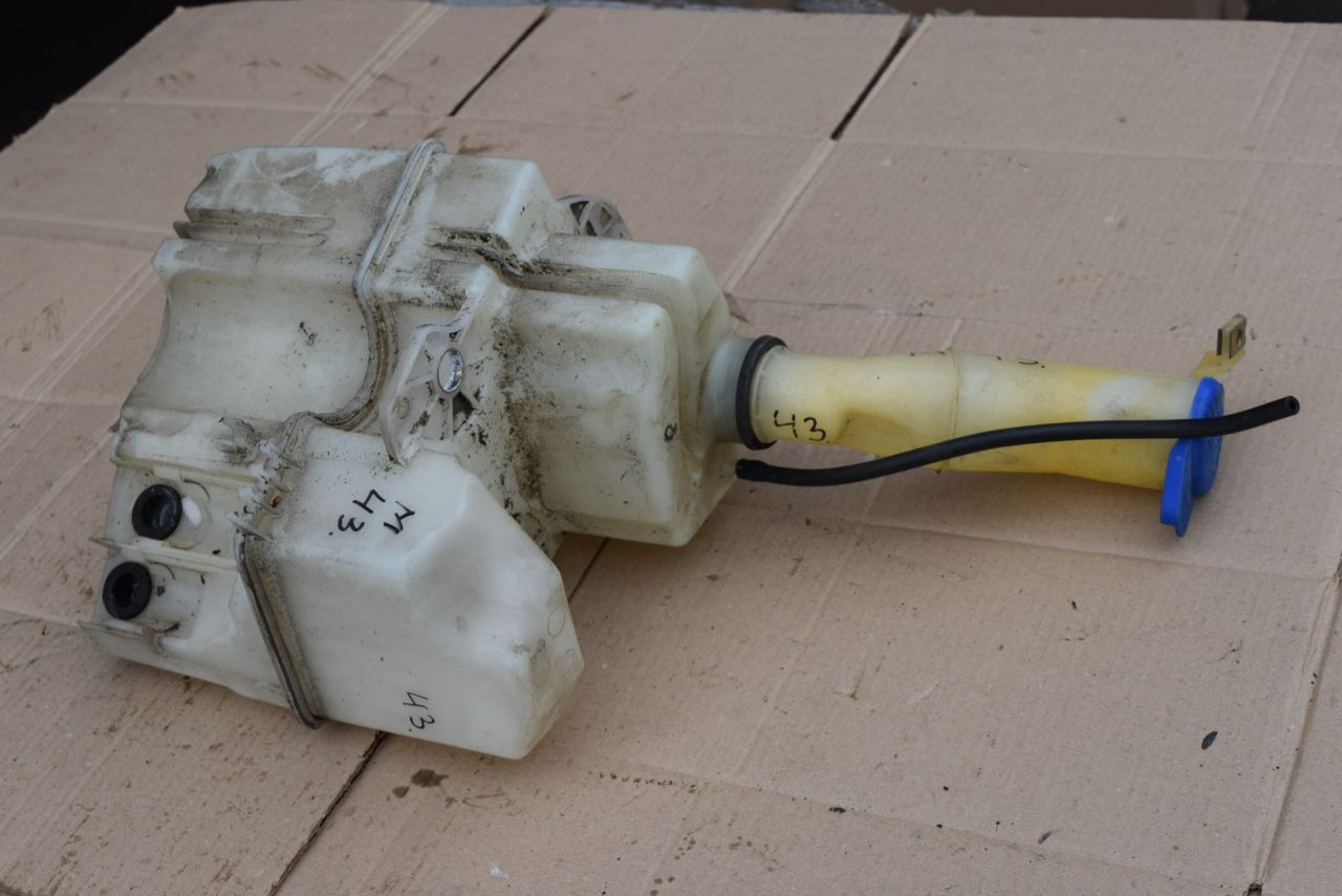 бачок омывателя Volvo XC70 2 поколение 2002, 2.4 л., Ti, B 5244 T3, бензин, АКПП, универсал, полный подключаемый привод, 9178881 - фото №1