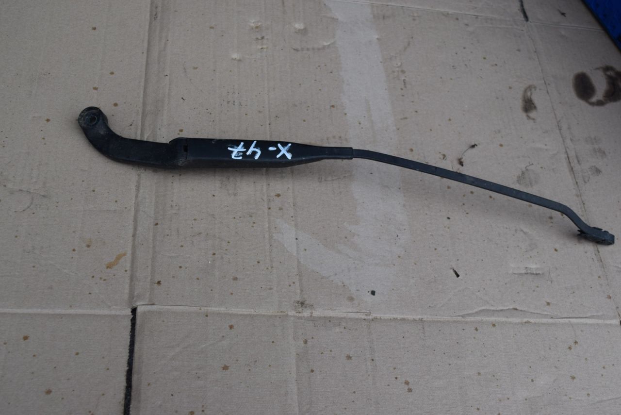 щеткодержатель (поводок стеклоочистителя, дворник) Audi 80 8C/B4 1994, 2.0 л., ABK, бензин, 893955407D - фото №1