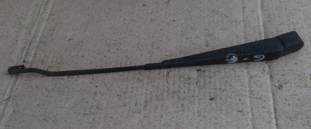 щеткодержатель (поводок стеклоочистителя, дворник) Ford Scorpio 2 поколение 1995, 2.0 л., бензин, 92GG17526A1A - фото №1