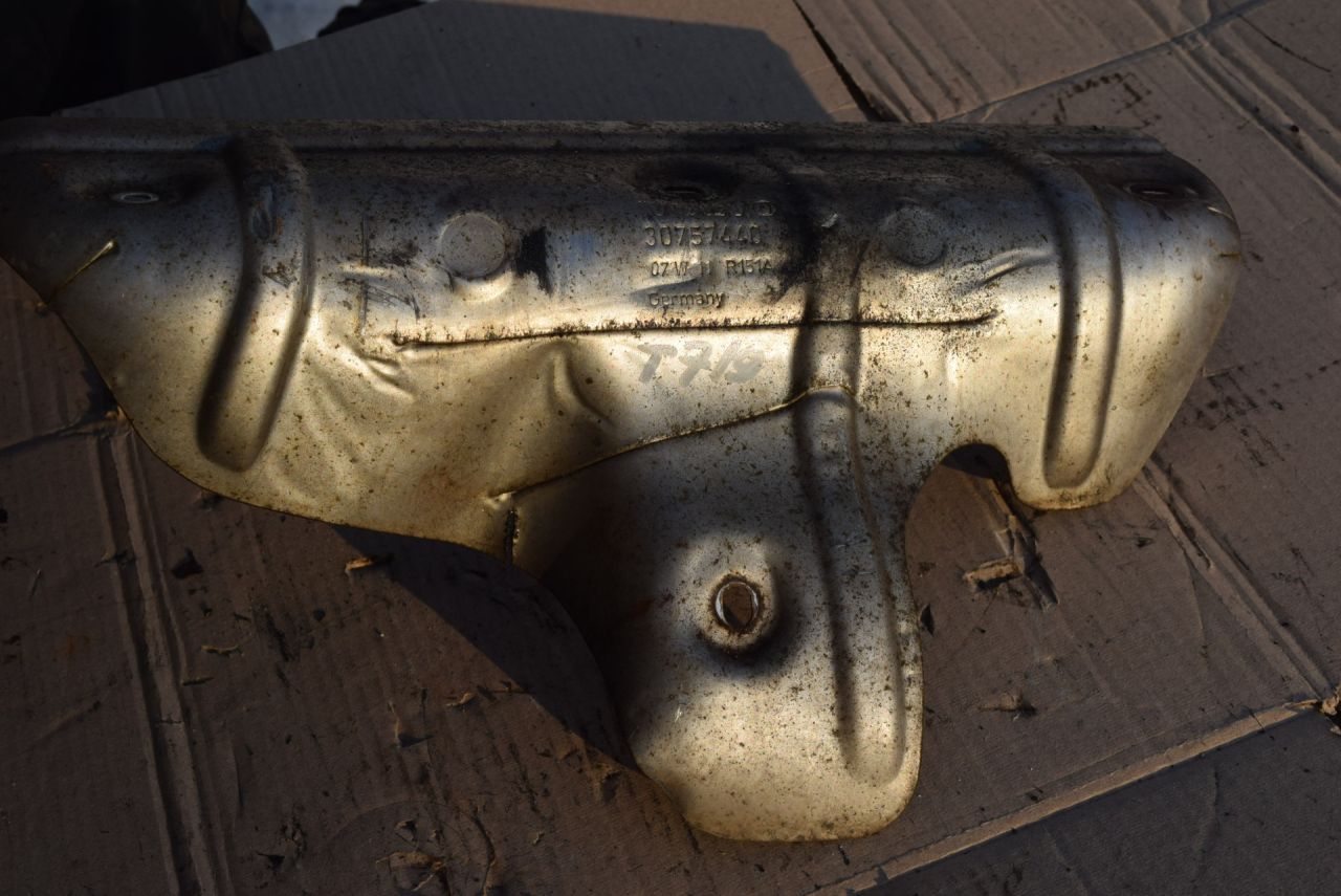 тепловой экран глушителя Volvo C70 2 поколение 2007, 2.4 л., D5, D 5244 T8, дизель, АКПП, передний привод, 30757440 - фото №1