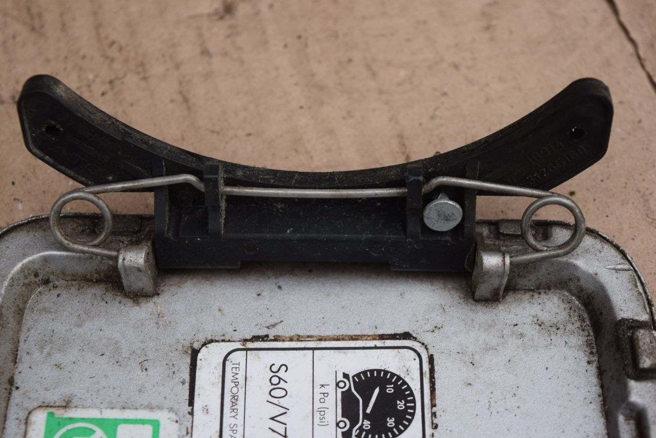 Крепление лючка бензобака Volvo V70 2 поколение 2001, 2.4 л., i, B 5244 S2, бензин, АКПП, универсал, передний привод, 31265160 - фото №1