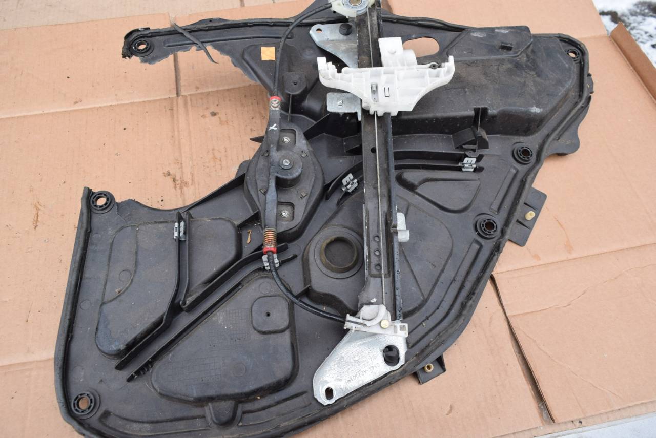 стеклоподъемник задний левый Ford Fiesta 5 поколение 2002, 1.4 л., дизель, МКПП, хетчбэк 5 дв. - фото №1
