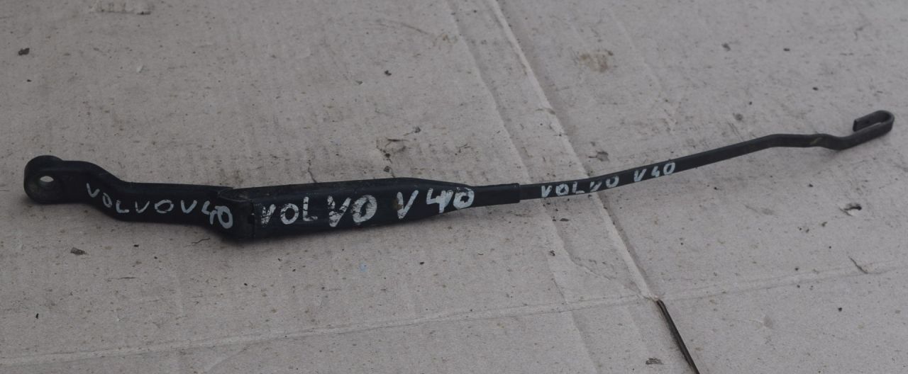 щеткодержатель (поводок стеклоочистителя, дворник) Volvo V40 1 поколение 1998, 1.8 л., бензин - фото №1