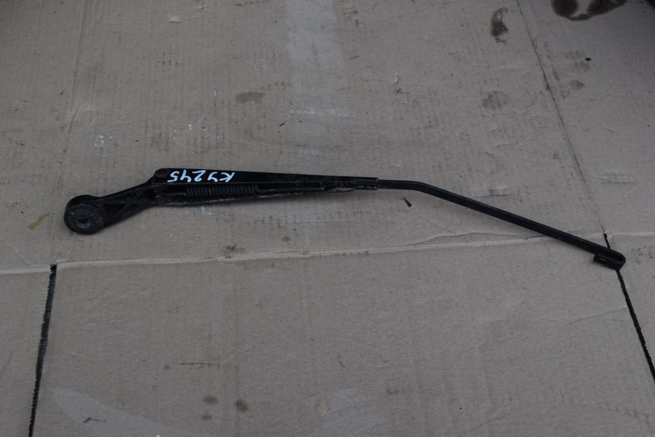 щеткодержатель (поводок стеклоочистителя, дворник) Fiat Bravo 1 поколение 1999, 1.8 л., бензин, МКПП, 90559554 - фото №1