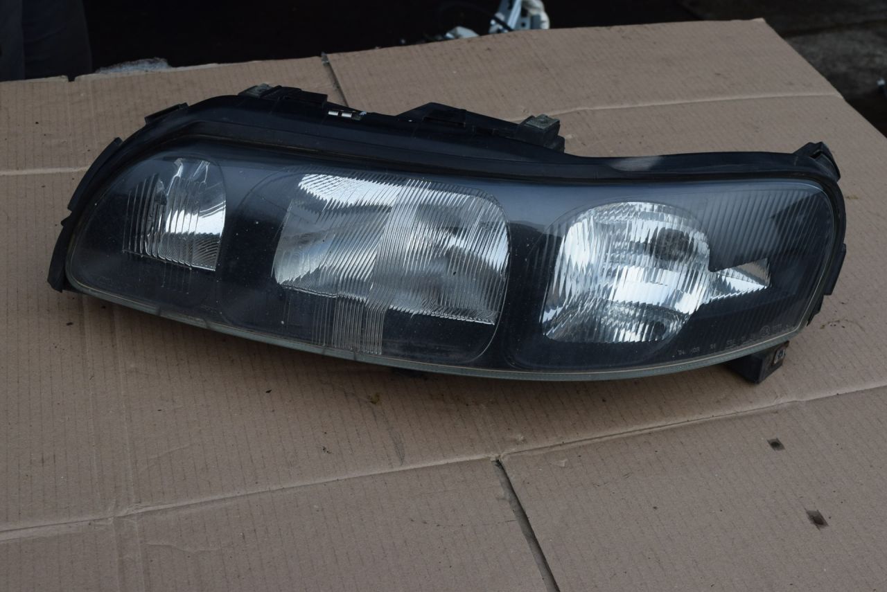 фара левая Volvo XC70 2 поколение 2002, 2.4 л., Ti, B 5244 T3, бензин, АКПП, универсал, полный подключаемый привод, 8693587 - фото №1