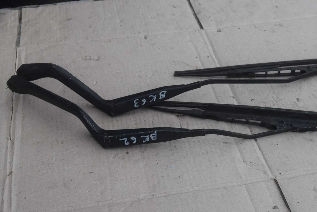 щеткодержатель (поводок стеклоочистителя, дворник) Volvo S70 1 поколение 1999, 2.5 л., дизель, АКПП, седан, 9169315, 9178855 - фото №1