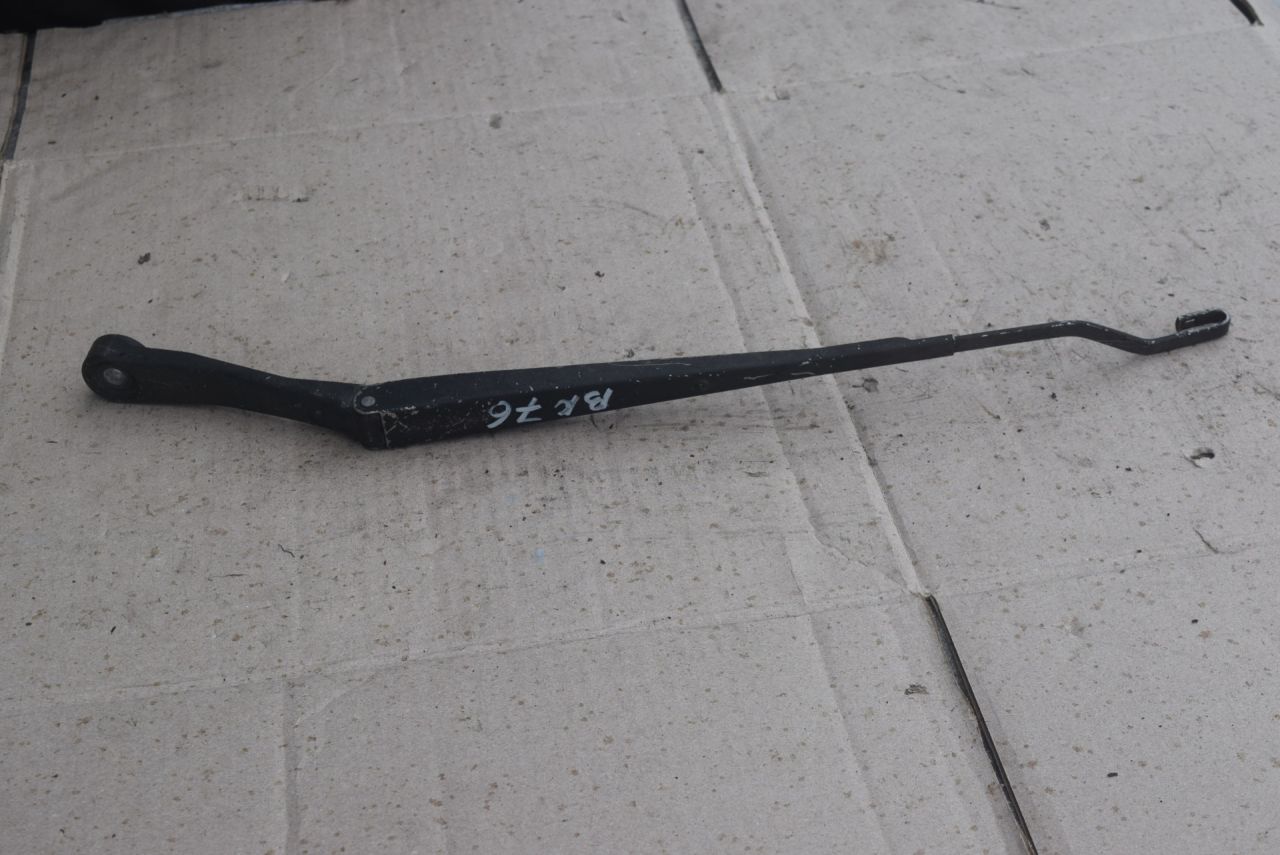 щеткодержатель (поводок стеклоочистителя, дворник) Ford Fiesta 5 поколение 2002, 1.4 л., дизель, МКПП, хетчбэк 5 дв., 2S6117526AB - фото №1