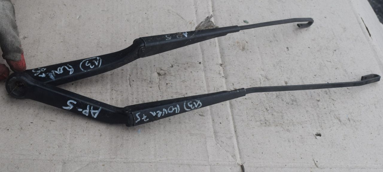 щеткодержатель (поводок стеклоочистителя, дворник) Rover 75 1 поколение 2001, 2.0 л., дизель, МКПП, седан - фото №1