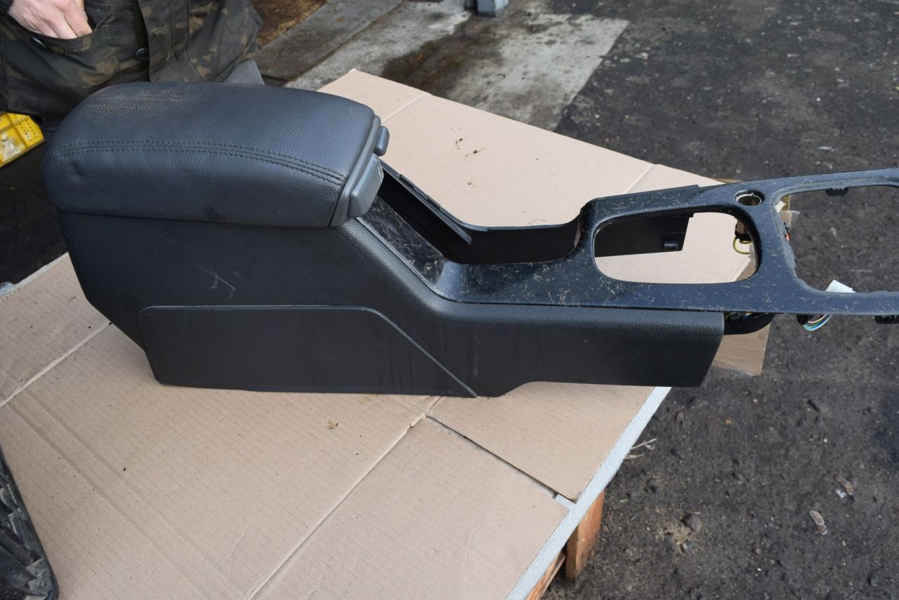 подлокотник Volvo XC70 1 поколение 1999, 2.4 л., Ti, B 5244 T, бензин, АКПП, универсал, полный подключаемый привод - фото №1