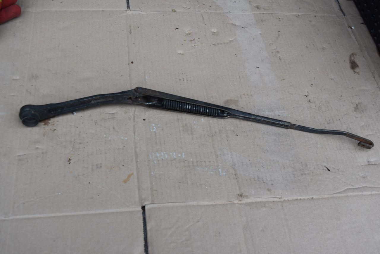 щеткодержатель (поводок стеклоочистителя, дворник) Fiat Palio 1 поколение 1996, 1.6 л., бензин - фото №1