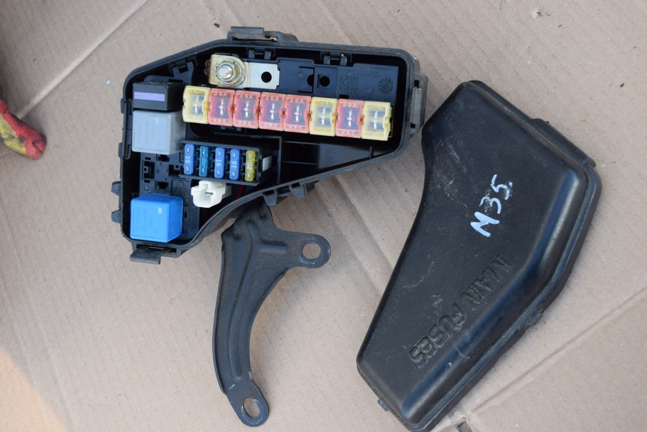 блок предохранителей Volvo XC70 1 поколение 1999, 2.4 л., Ti, B 5244 T, бензин, АКПП, универсал, полный подключаемый привод, 9128576 - фото №1