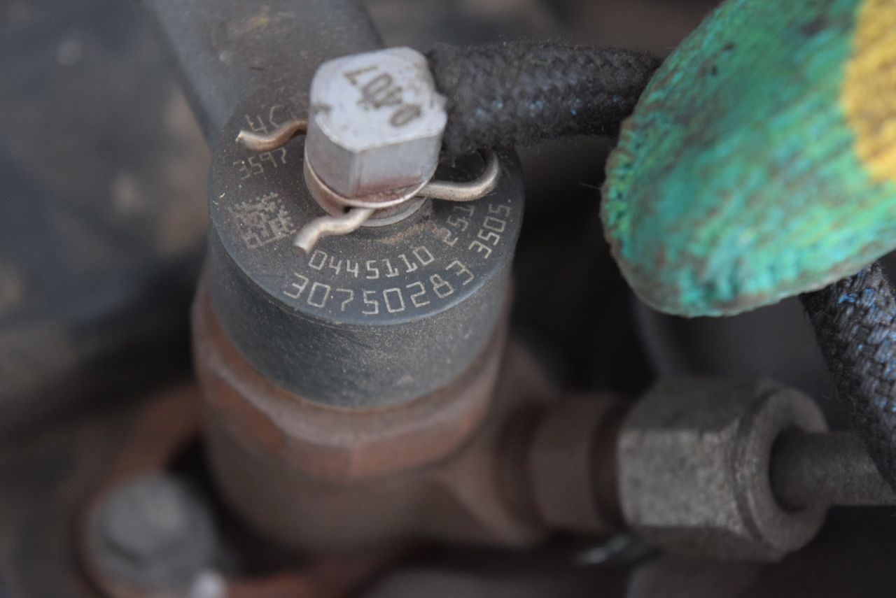 форсунка Volvo C70 2 поколение 2007, 2.4 л., D5, D 5244 T8, дизель, АКПП, передний привод, 30750283, 0445110251 - фото №1