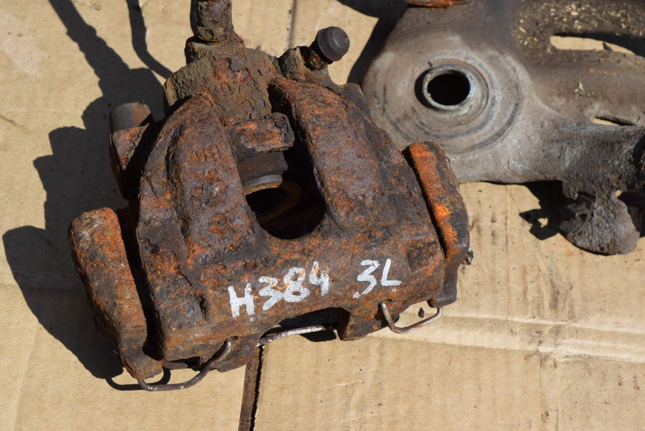 суппорт задний левый Volvo XC70 2 поколение 2002, 2.5 л., Ti, B 5254 T2, бензин, МКПП, универсал, полный подключаемый привод - фото №1