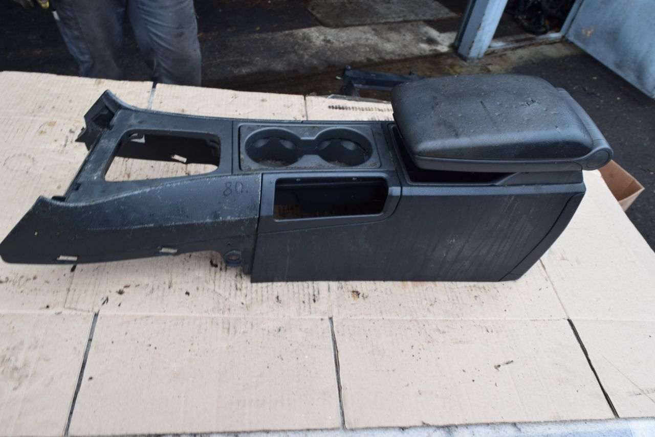 подлокотник Volvo V70 2 поколение 2001, 2.4 л., i, B 5244 S2, бензин, АКПП, универсал, передний привод, 9204665, 9192967, 9204338, 9204303 - фото №1