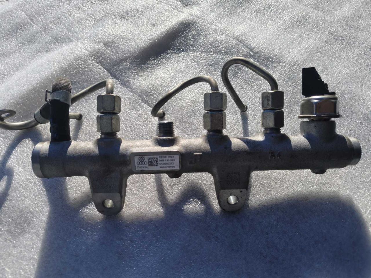 топливная рампа Skoda Fabia 3 поколение (NJ) 2015, 1.4 л., дизель, МКПП, 04B130093 - фото №1