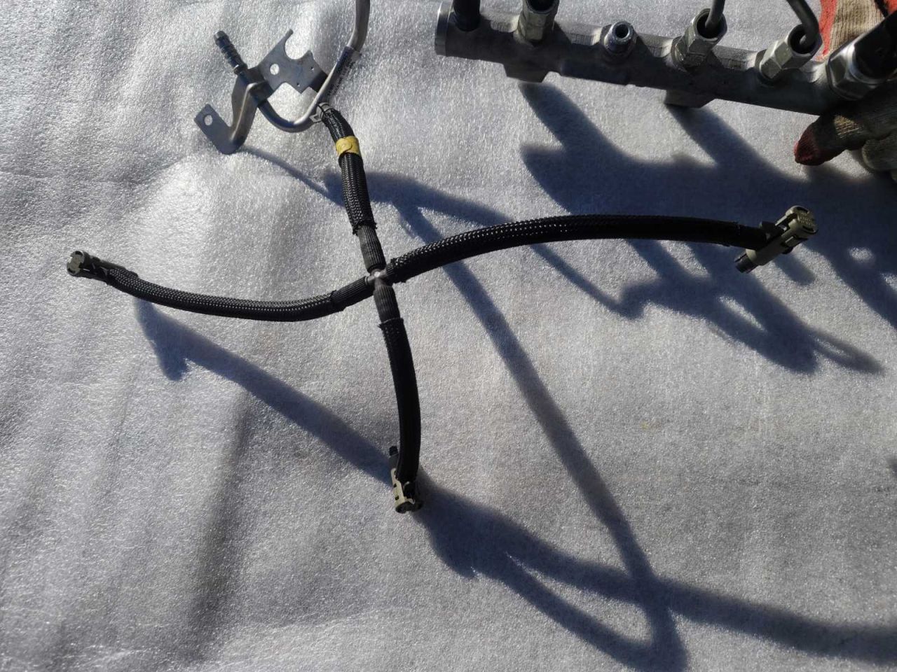 трубка обратки форсунок Skoda Fabia 3 поколение (NJ) 2015, 1.4 л., дизель, МКПП, 04B201360 - фото №1