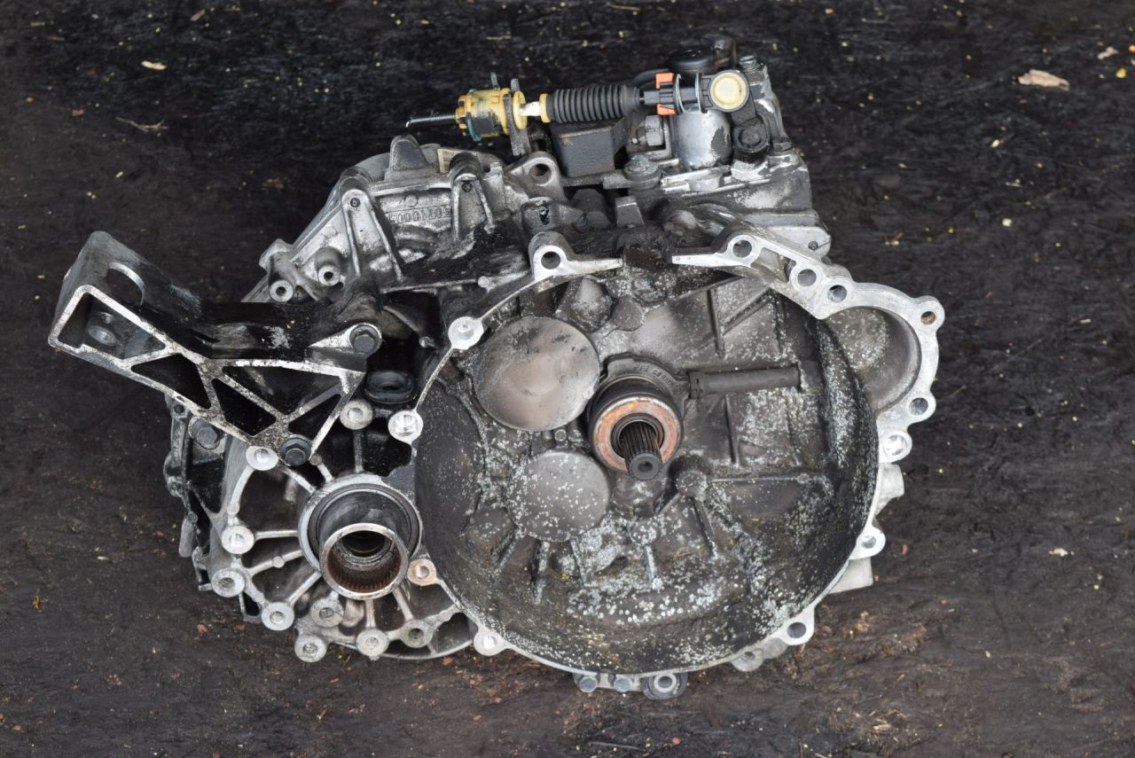 КПП механическая (МКПП) Volvo XC70 2 поколение 2004, 2.4 л., D5, D 5244 T, дизель, МКПП, универсал, полный подключаемый привод, 9482342, 366R7002DA - фото №1