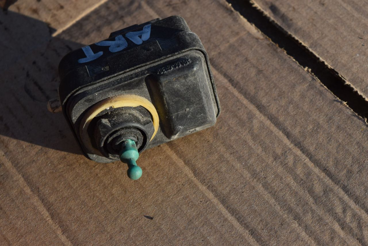 корректор фар Volvo V70 2 поколение 2003, 2.4 л., Ti, B 5244 T3, бензин, МКПП, универсал, передний привод, 30763986 - фото №1