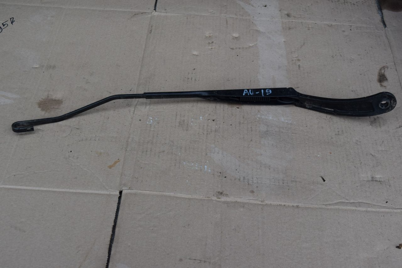 щеткодержатель (поводок стеклоочистителя, дворник) Renault Megane 2 поколение 2003, 1.9 л., дизель, МКПП, хетчбэк 5 дв., 8200036916 - фото №1