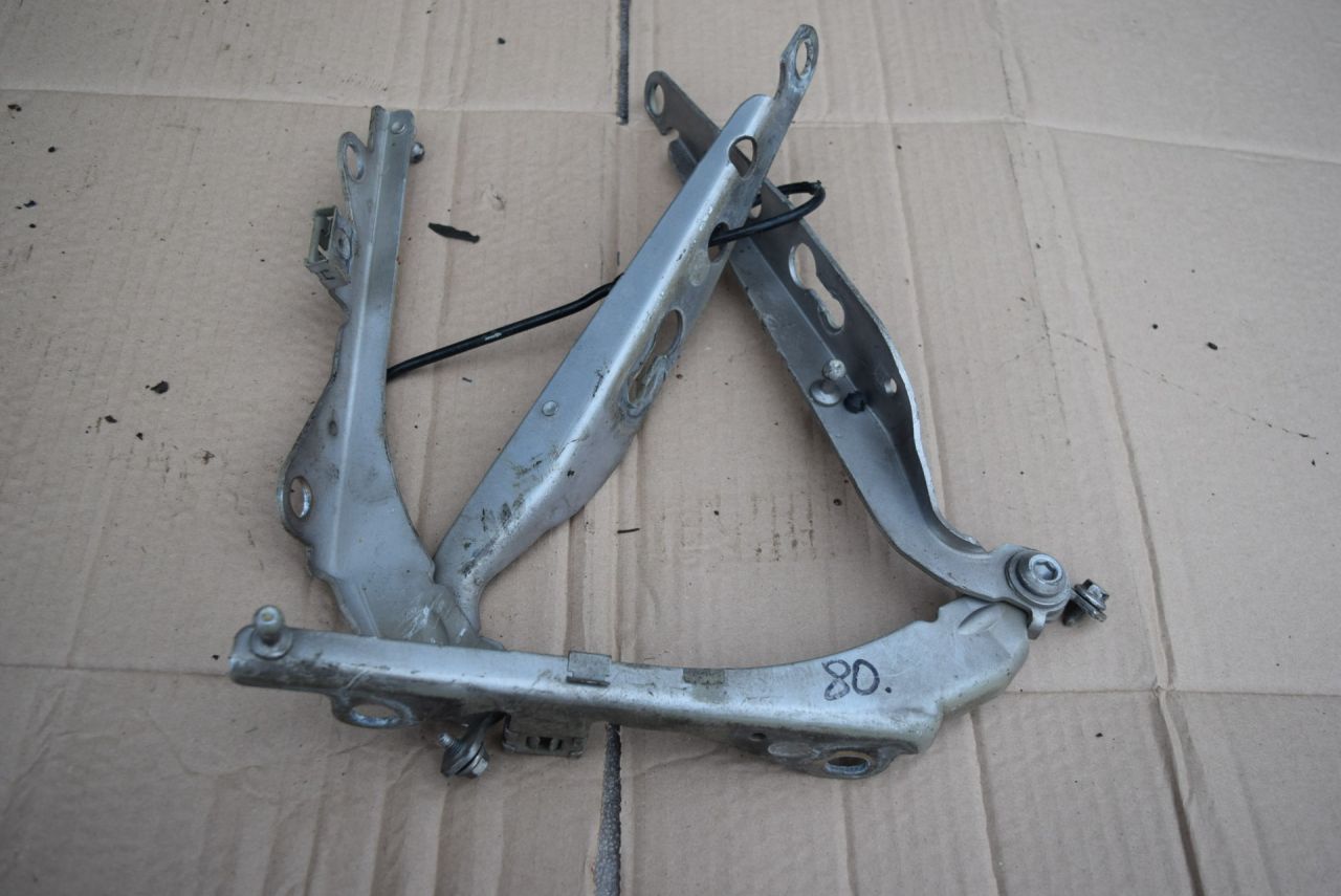 петля капота Volvo V70 2 поколение 2001, 2.4 л., i, B 5244 S2, бензин, АКПП, универсал, передний привод - фото №1