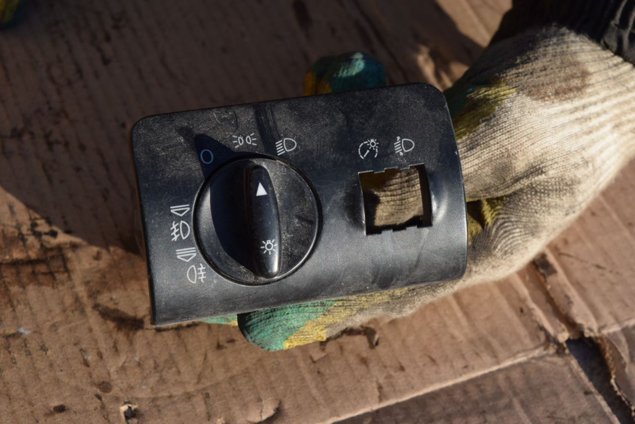 переключатель света Audi A6 4B/C5 1999, 2.4 л., бензин, 4B1941531C - фото №1