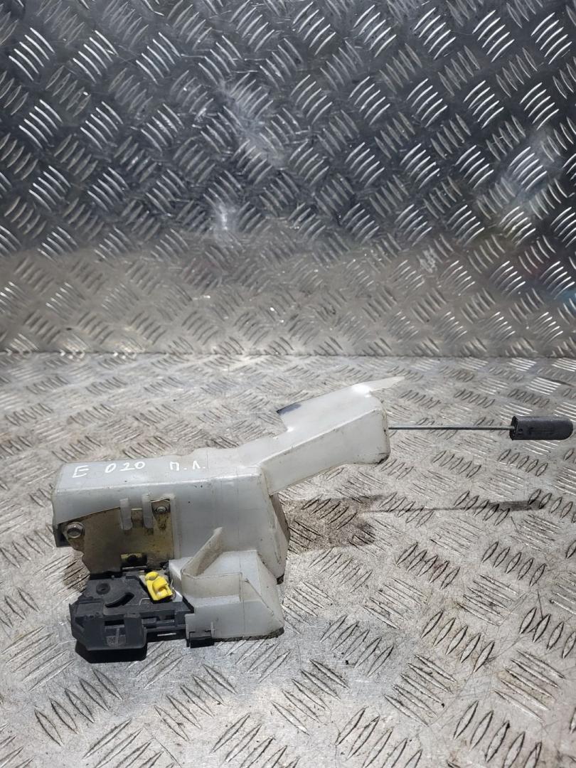 замок двери передней левой Renault Clio 2 поколение 1999, 1.4 л., бензин, 5МКПП, хетчбэк 3 дв. - фото №1