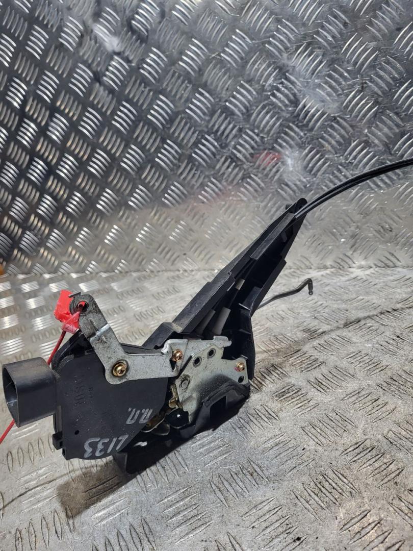 замок двери передней правой Toyota Corolla 9 поколение (E120/E130) 2004, 1.4 л., 1ND-TV, дизель, 5МКПП, хетчбэк 5 дв. - фото №1