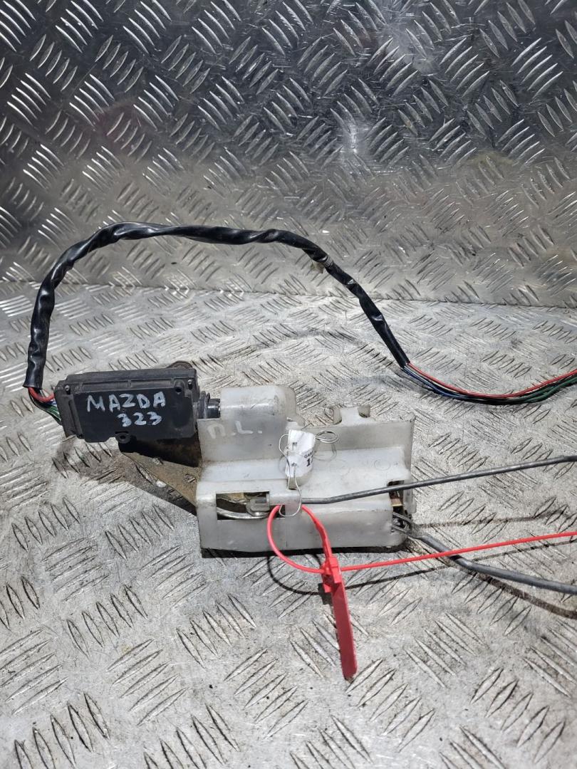 замок двери передней левой Mazda 323 5 поколение 1998, 1.6 л., бензин, хетчбэк 5 дв. - фото №1