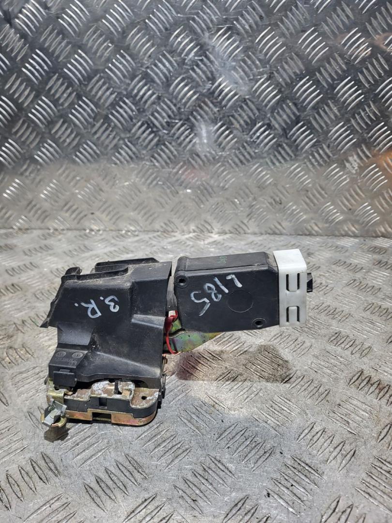 замок двери задней правой Mitsubishi Carisma 1 поколение 1999, 1.8 л., бензин, 5МКПП, бронза, хетчбэк 5 дв. - фото №1