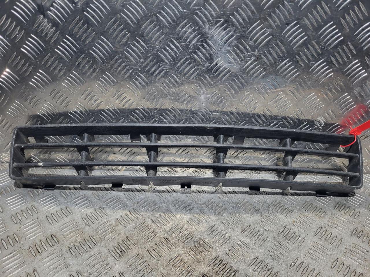 заглушка (решетка) в бампер Volkswagen Golf 4 поколение 2003, 1.9 л., ASZ, дизель, 6МКПП, хетчбэк 5 дв., 1J0853677 - фото №1
