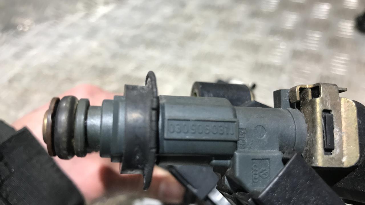 форсунка Volkswagen Polo 3 поколение 1999, 1.4 л., бензин, 5МКПП, хетчбэк 5 дв., 0280155919, 030906031J - фото №1
