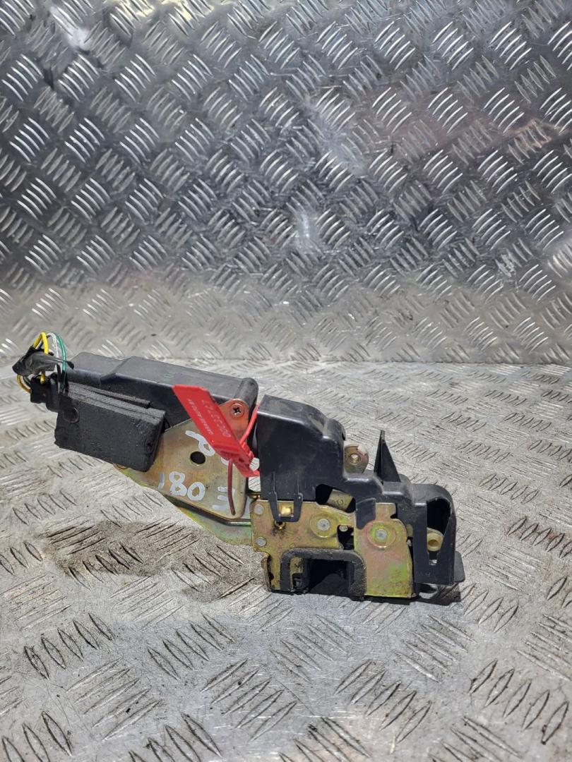 замок двери передней правой Volvo S40 1 поколение 1998, 1.8 л., бензин, 5МКПП, универсал - фото №1