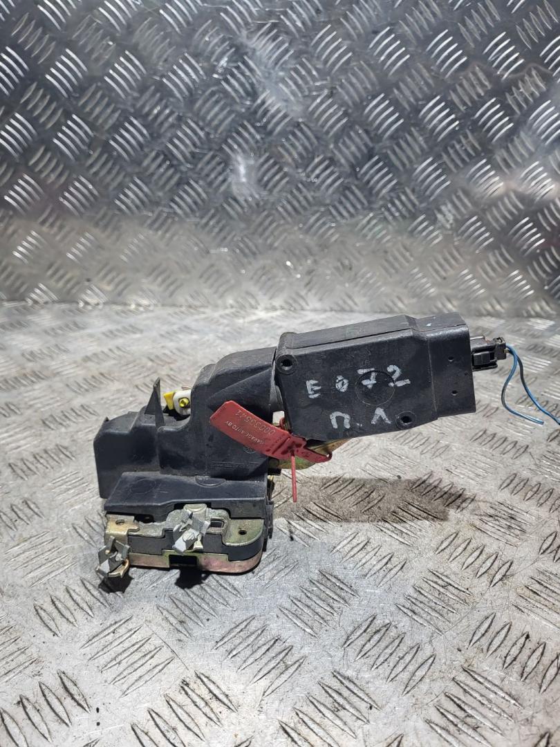 замок двери передней левой Mitsubishi Carisma 1 поколение 1997, 1.6 л., бензин - фото №1