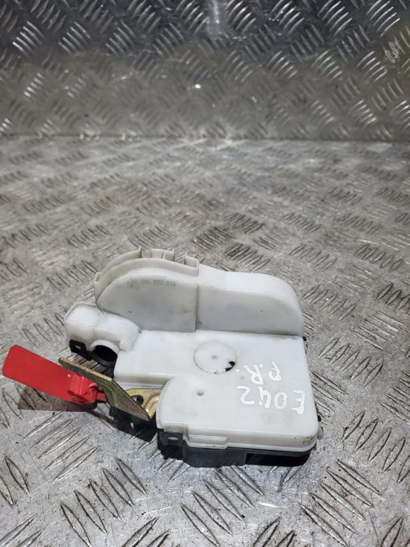 замок двери передней правой Volkswagen Golf 3 поколение 1997, 1.4 л., хетчбэк 5 дв., 1H1837016 - фото №1