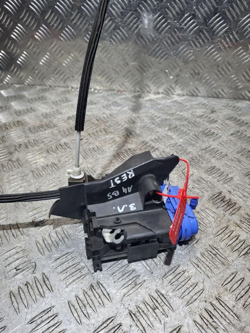 замок двери задней левой Audi A4 B5 1999, 1.9 л., дизель, 5МКПП, универсал, 8D0839015A - фото №1