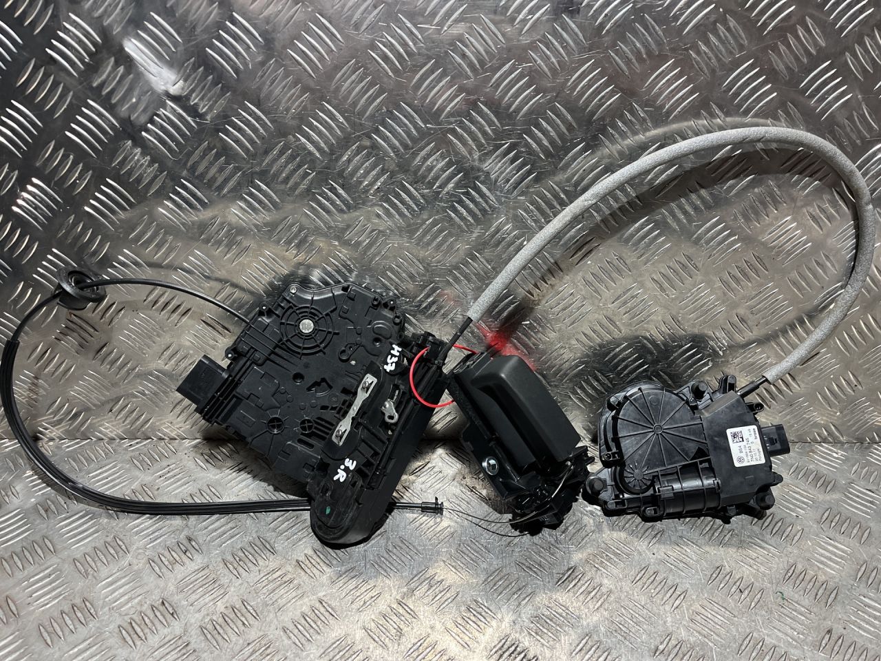 замок двери сдвижной Volkswagen Sharan 2 поколение 2011, 2.0 л., CCZA, бензин, АКПП, минивэн, 7N0839003C, 7N0839016C, 7N0843745B, 7N0843642J - фото №1