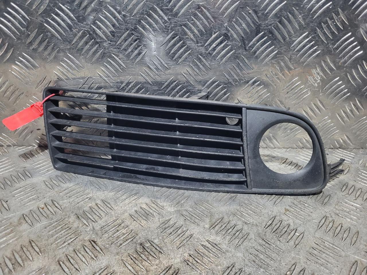 заглушка (решетка) в бампер Audi A6 4B/C5 1999, 2.4 л., APS, бензин, АКПП, седан, 4B0807682S - фото №1