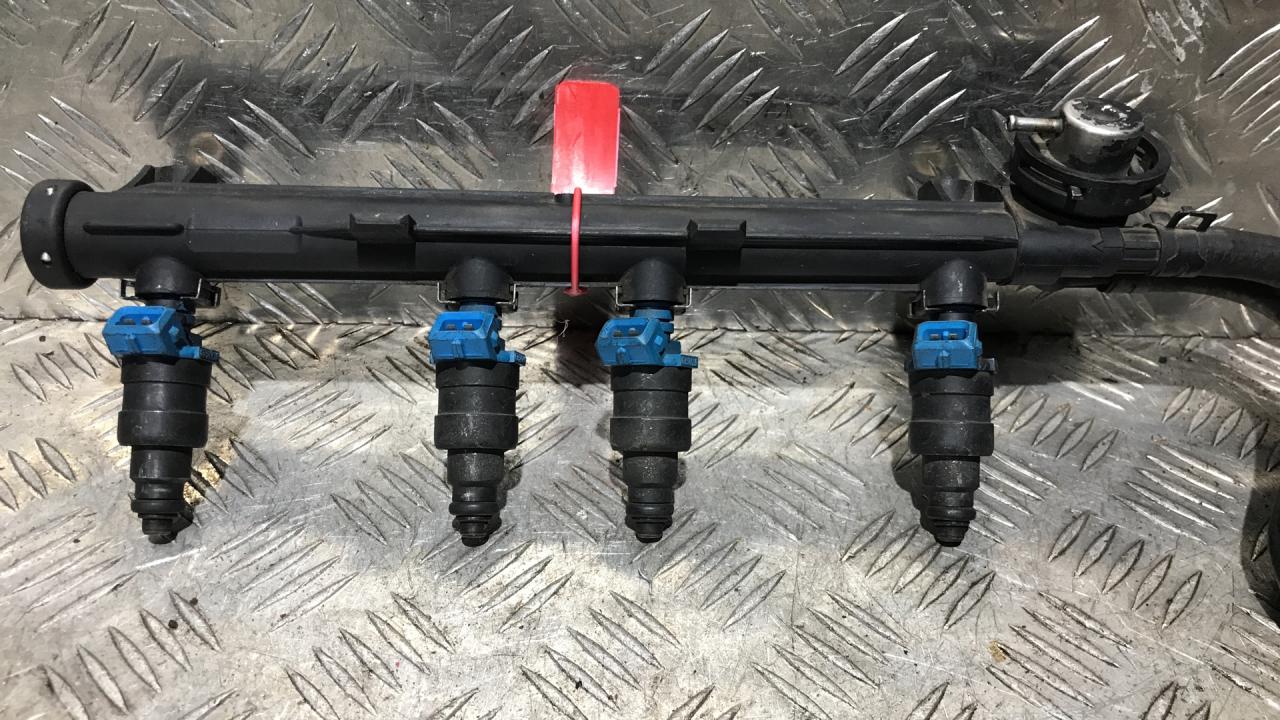 форсунка Volkswagen Golf 3 поколение 1997, 1.6 л., бензин, МКПП, 037906031AD - фото №1