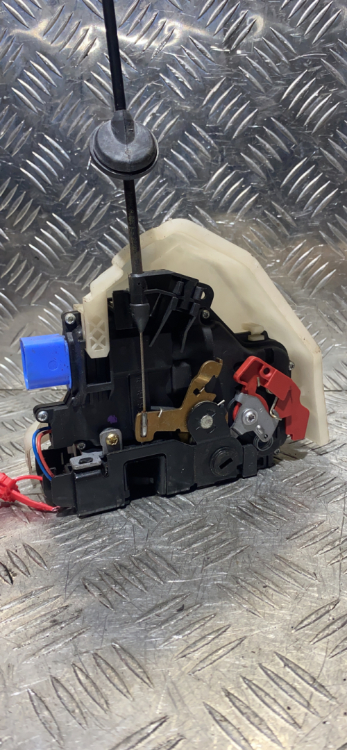 замок двери задней правой Volkswagen Golf 5 поколение 2005, 1.6 л., BLP, бензин, АКПП, хетчбэк 5 дв. - фото №1