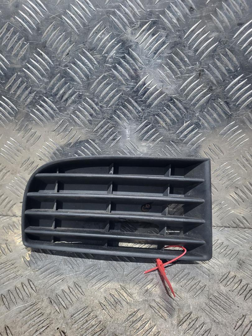 заглушка (решетка) в бампер Volkswagen Golf 5 поколение 2004, 1.6 л., бензин, МКПП, хетчбэк 5 дв., 1K0853666 - фото №1