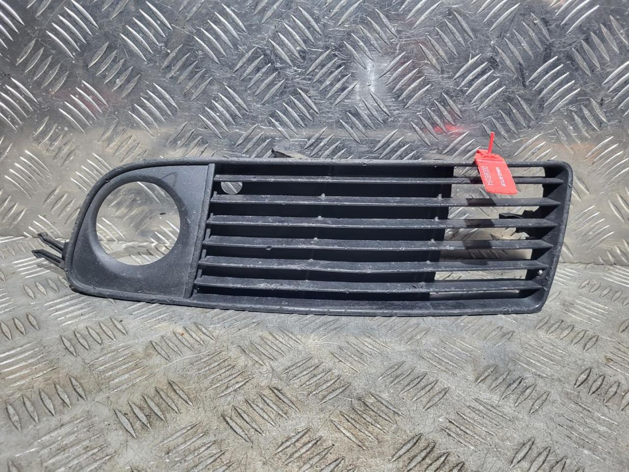 заглушка (решетка) в бампер Audi A6 4B/C5 1999, 2.4 л., APS, бензин, АКПП, седан, 4B0807681S - фото №1