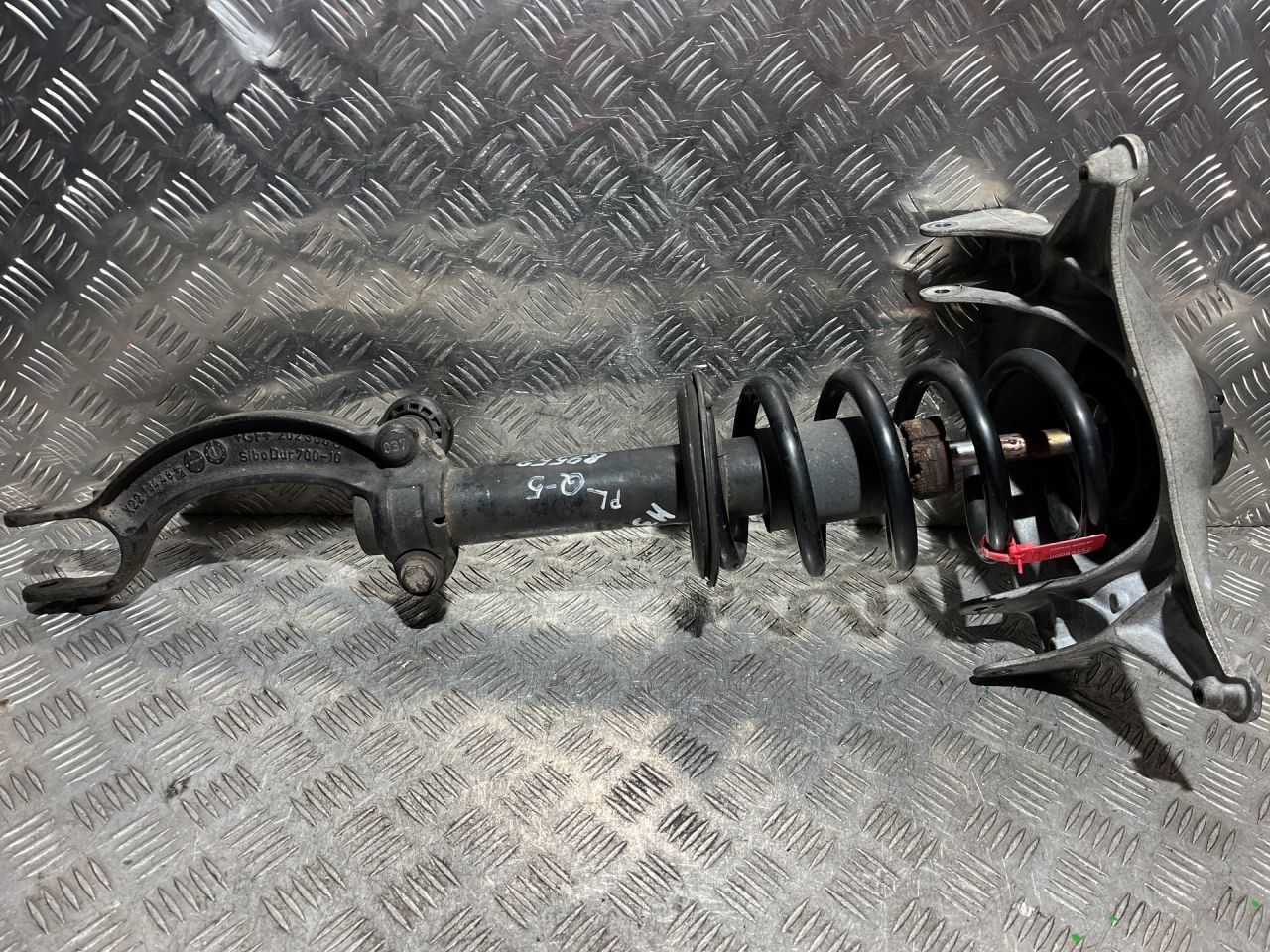 стойка передняя левая Audi Q5 8R 2012, 2.0 л., CDNC, бензин, АКПП, внедорожник 5 дв., 8R0413031F - фото №1