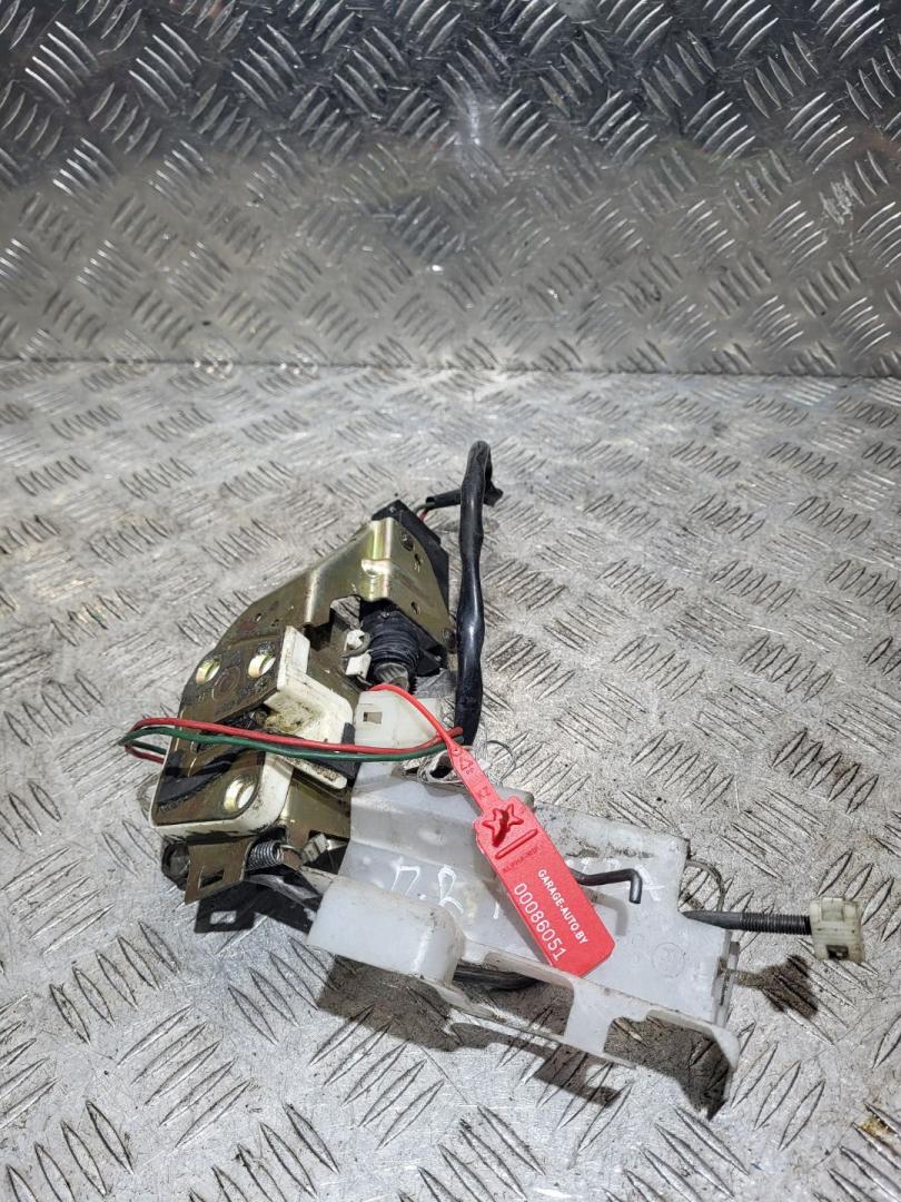 замок двери передней правой Mazda 323 5 поколение 1998, 1.6 л., бензин, хетчбэк 5 дв. - фото №1