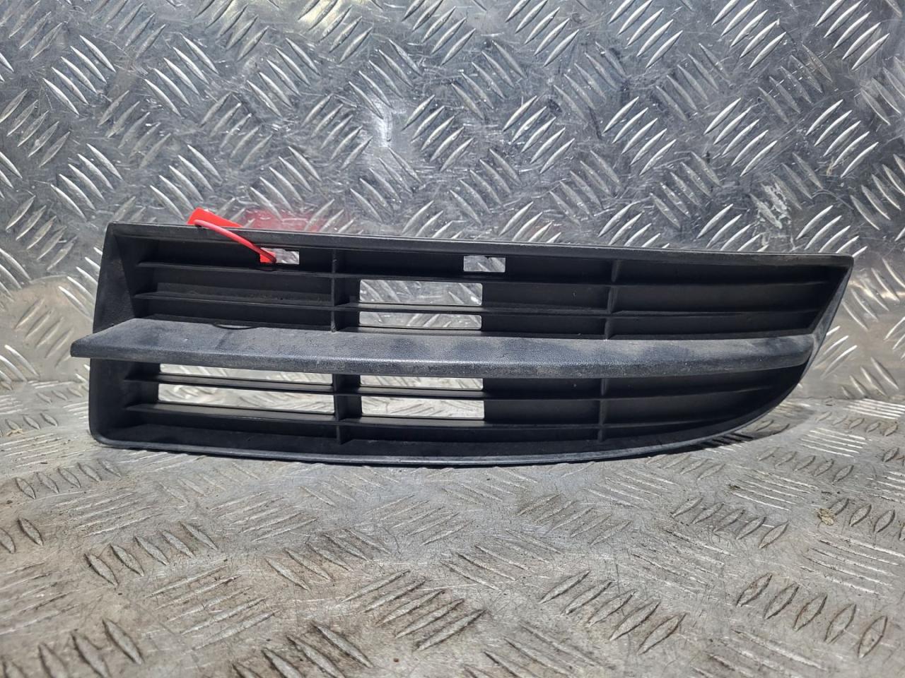 заглушка (решетка) в бампер Volkswagen Touran 1 поколение 2003, 1.9 л., дизель, МКПП, минивэн, 1T0853665 - фото №1