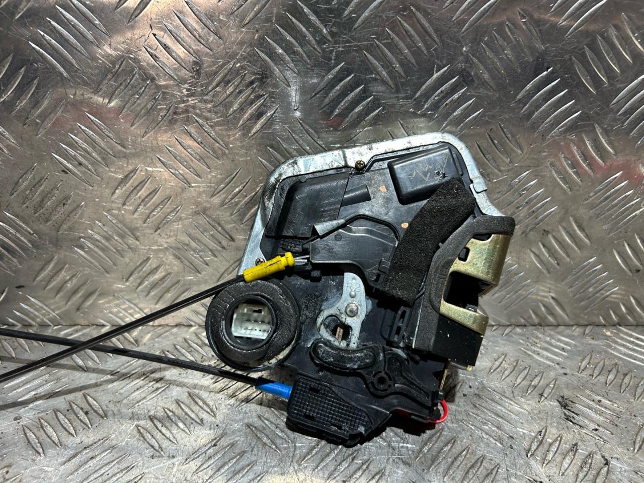 замок двери задней правой Toyota Corolla Verso 2 поколение AR10 2005, 1.8 л., 1ZZ-FE, бензин, МКПП, минивэн, 4Z4C2222 - фото №1