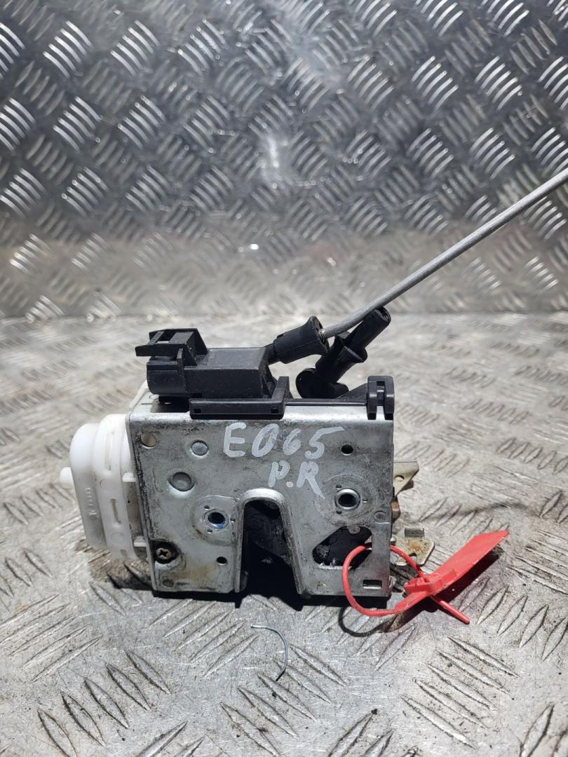 замок двери передней правой Audi A4 B5 1998, 1.9 л., дизель, 5МКПП, седан, 8D1837016F - фото №1