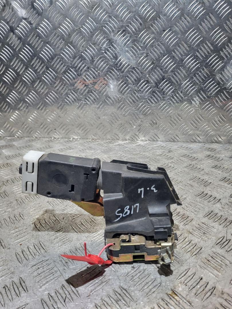 замок двери задней левой Mitsubishi Carisma 1 поколение 1999, 1.8 л., бензин, 5МКПП, бронза, хетчбэк 5 дв. - фото №1